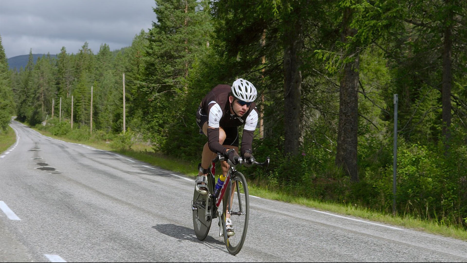 全黑队球员间精确配合，攻防转换无缝衔接，全黑球衣什么意思